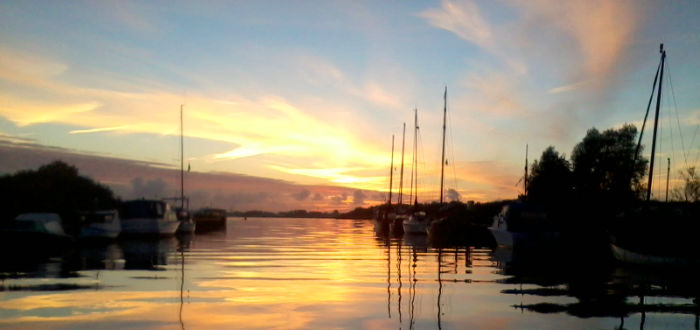 Sonnenuntergang an einem Yachthafen